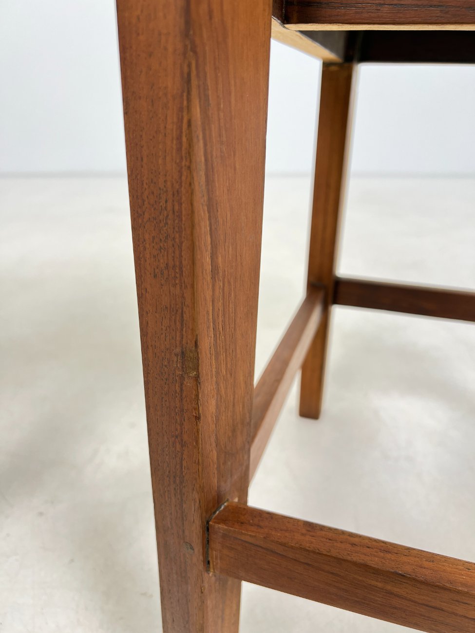 DN0335-valgomojo-kreslai-17 Fledermaus stiliaus mediniai krėslai 2 vnt. Komplektas 54x58x71 cm, 52 cm