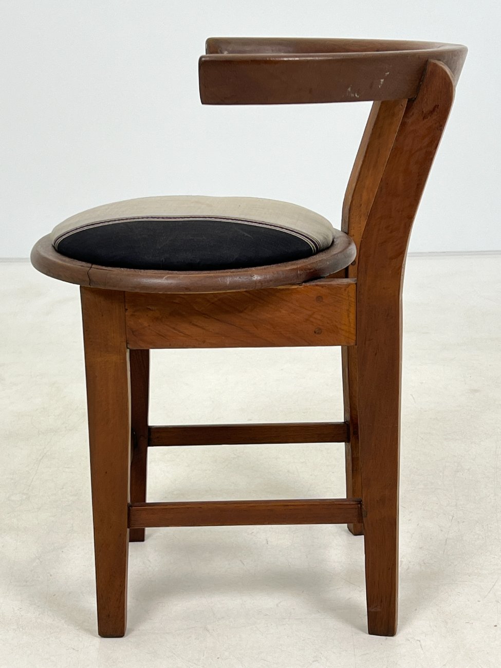 DN0335-valgomojo-kreslai-5 Fledermaus stiliaus mediniai krėslai 2 vnt. Komplektas 54x58x71 cm, 52 cm