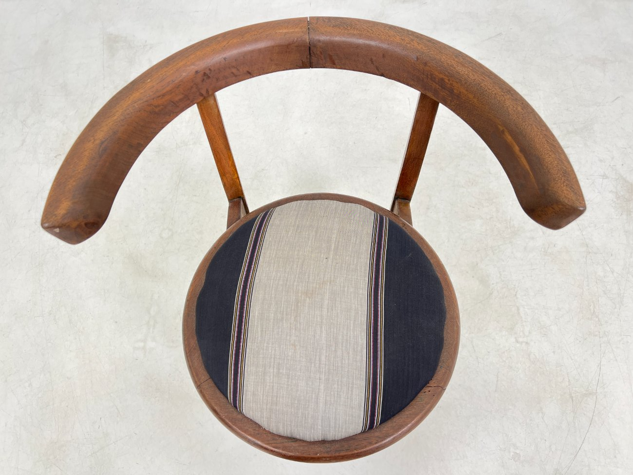 DN0335-valgomojo-kreslai-6 Fledermaus stiliaus mediniai krėslai 2 vnt. Komplektas 54x58x71 cm, 52 cm