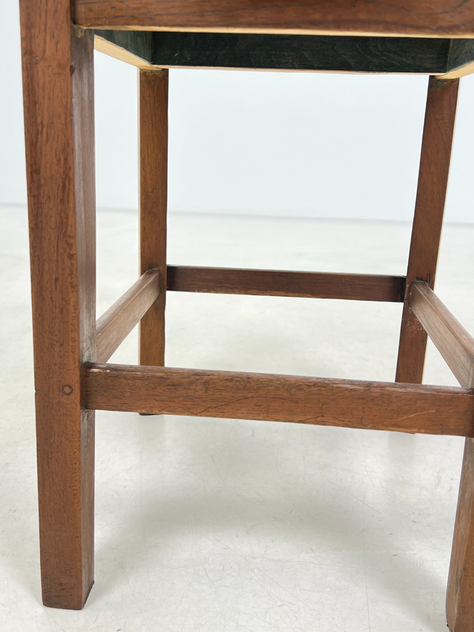 DN0335-valgomojo-kreslai-7 Fledermaus stiliaus mediniai krėslai 2 vnt. Komplektas 54x58x71 cm, 52 cm