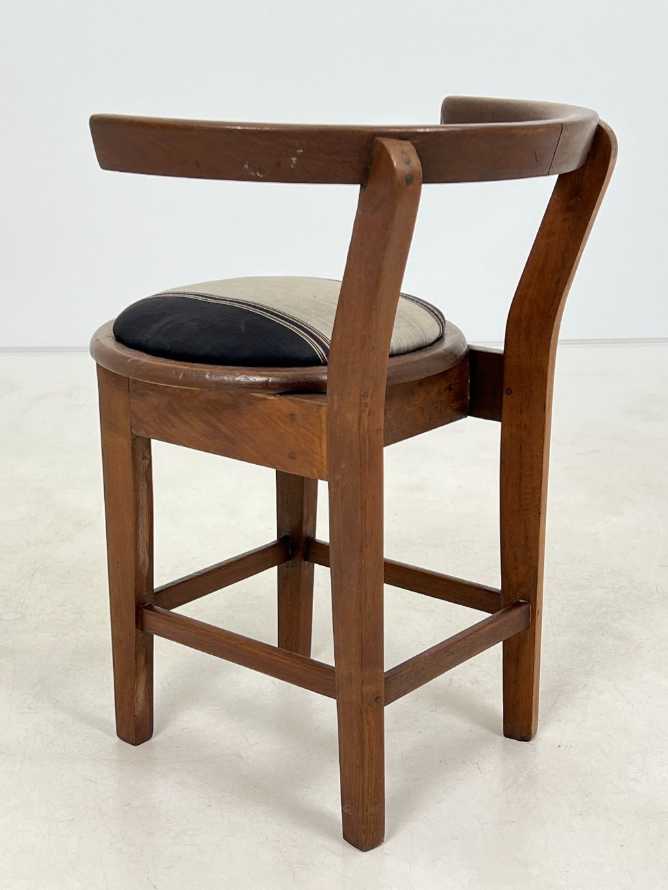 DN0335-valgomojo-kreslai-9 Fledermaus stiliaus mediniai krėslai 2 vnt. Komplektas 54x58x71 cm, 52 cm