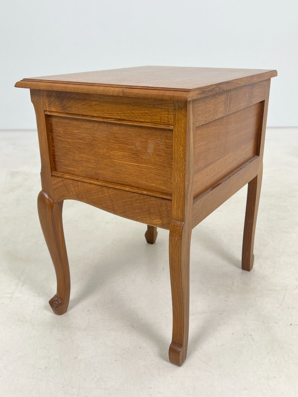 DN0338-spinteles-10 Ąžuolinės spintelės prie lovos 2 vnt. Kompletas 38x49x55 cm