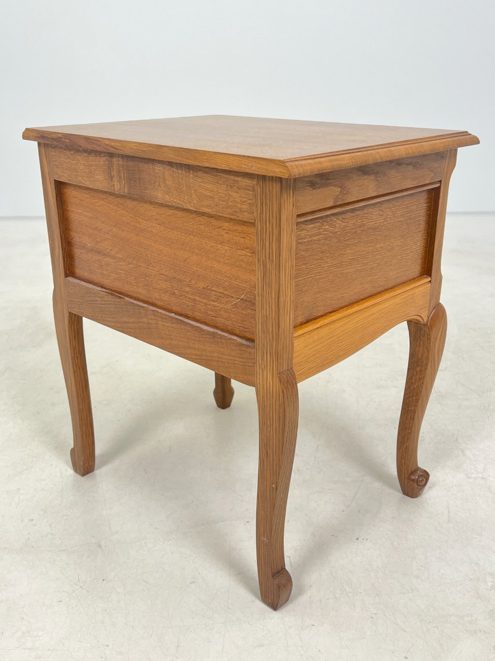 DN0338-spinteles-11 Ąžuolinės spintelės prie lovos 2 vnt. Kompletas 38x49x55 cm