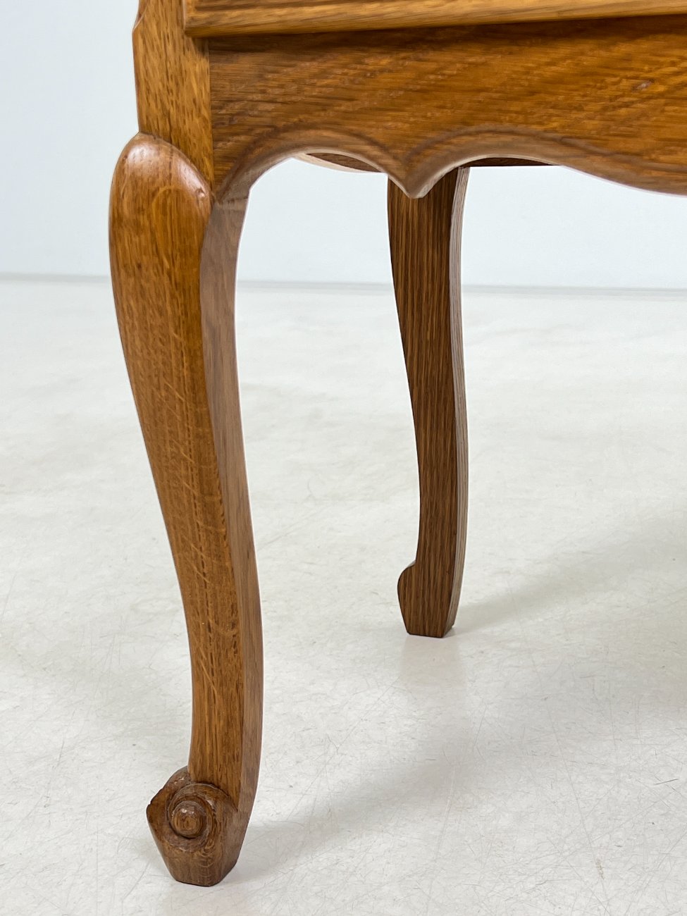 DN0338-spinteles-8 Ąžuolinės spintelės prie lovos 2 vnt. Kompletas 38x49x55 cm