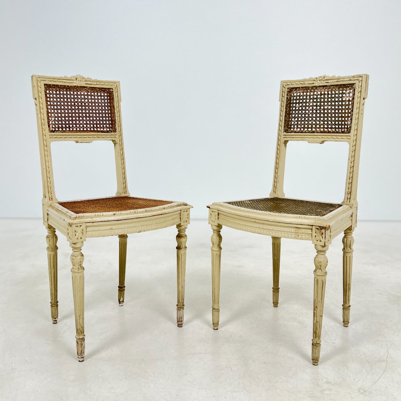 DN0342-kedes-0 Medinės rokoko stiliaus kėdutės su ratanu 2 vnt. kompl. 39x45x88 cm, 45 cm