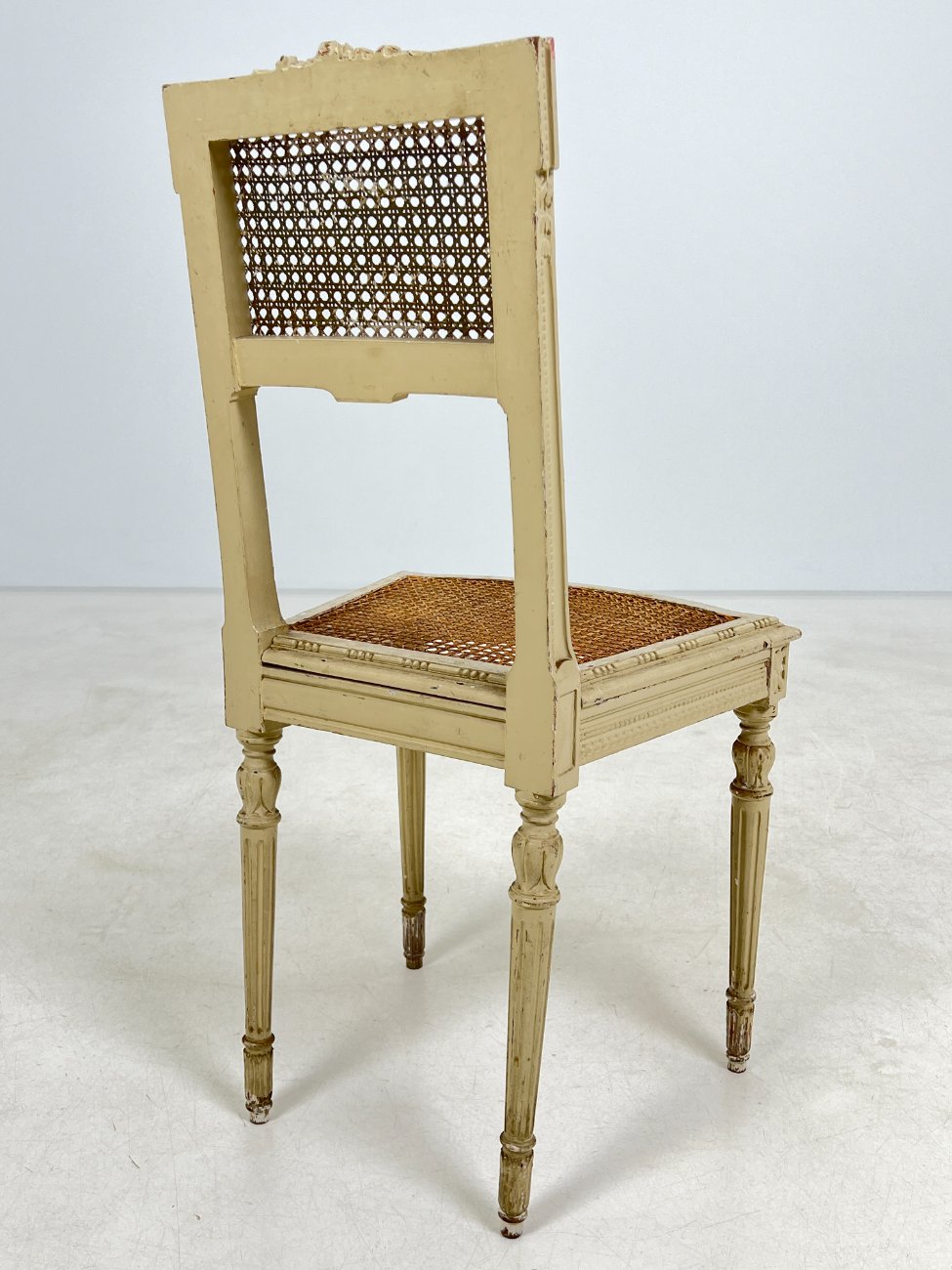 DN0342-kedes-10 Medinės rokoko stiliaus kėdutės su ratanu 2 vnt. kompl. 39x45x88 cm, 45 cm