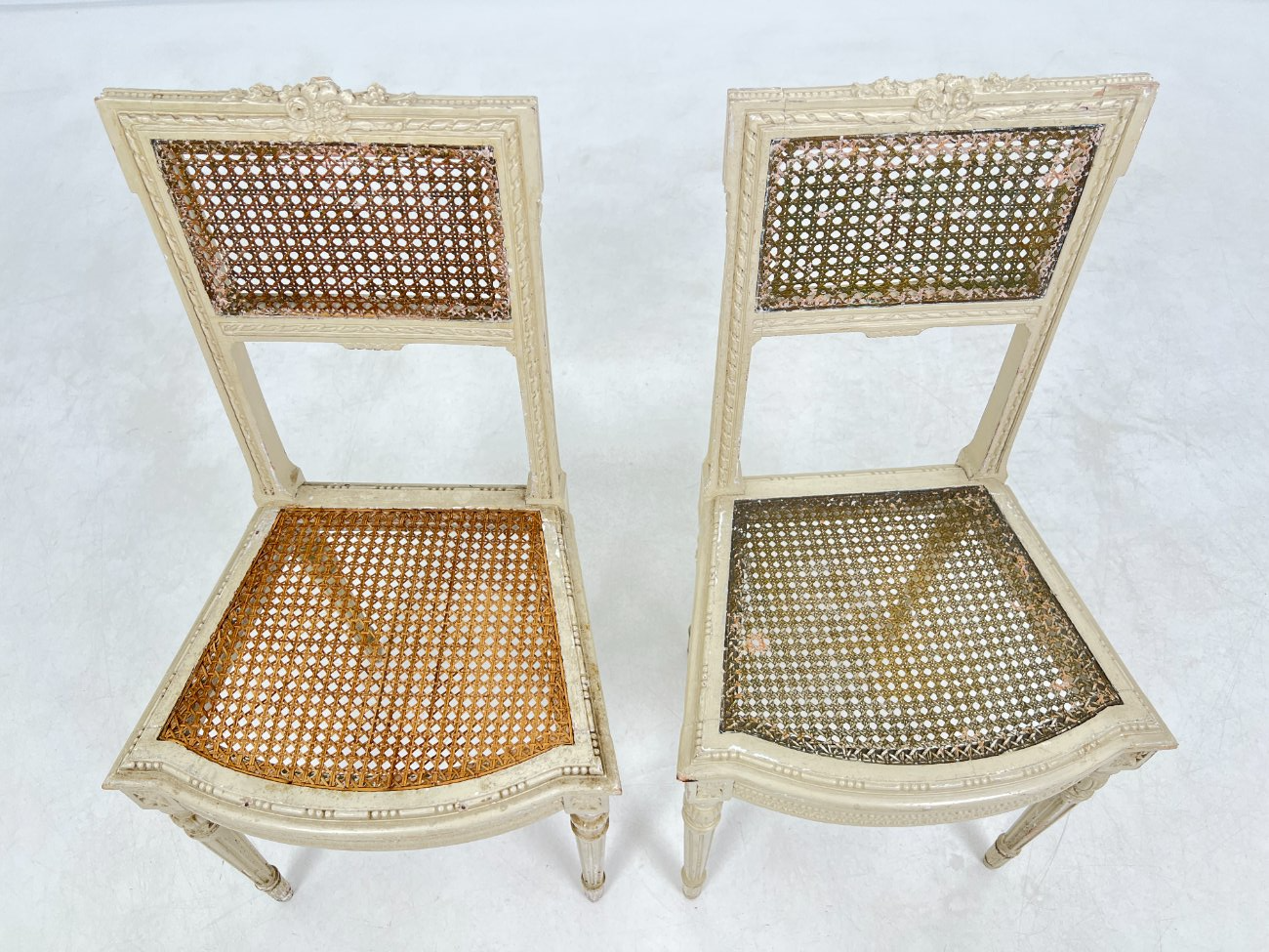 DN0342-kedes-11 Medinės rokoko stiliaus kėdutės su ratanu 2 vnt. kompl. 39x45x88 cm, 45 cm