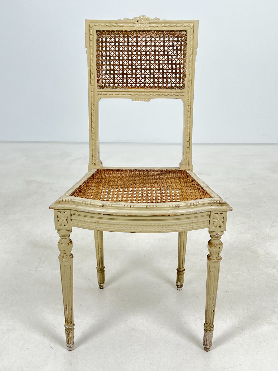 DN0342-kedes-3 Medinės rokoko stiliaus kėdutės su ratanu 2 vnt. kompl. 39x45x88 cm, 45 cm