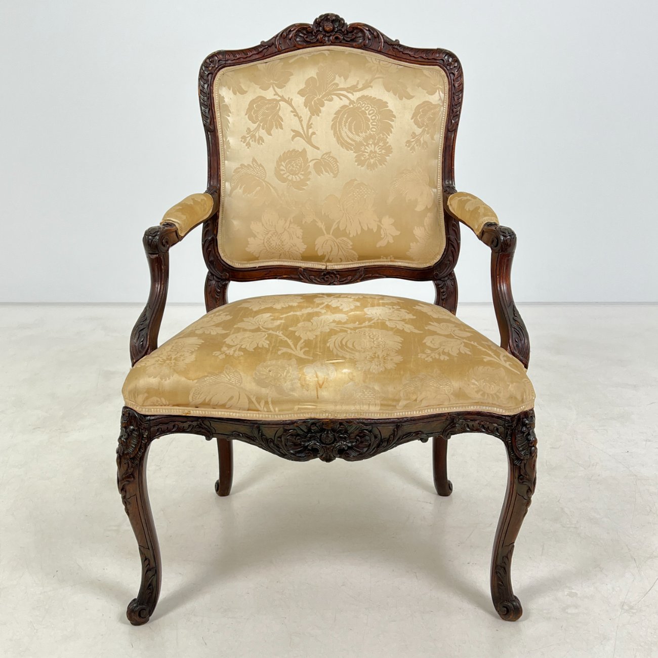 DN0351-valgomojo-kreslai-0 Barokinio stiliaus ąžuolo krėslas su šviesiu gobelenu 57x65x95,5 cm, 48 cm