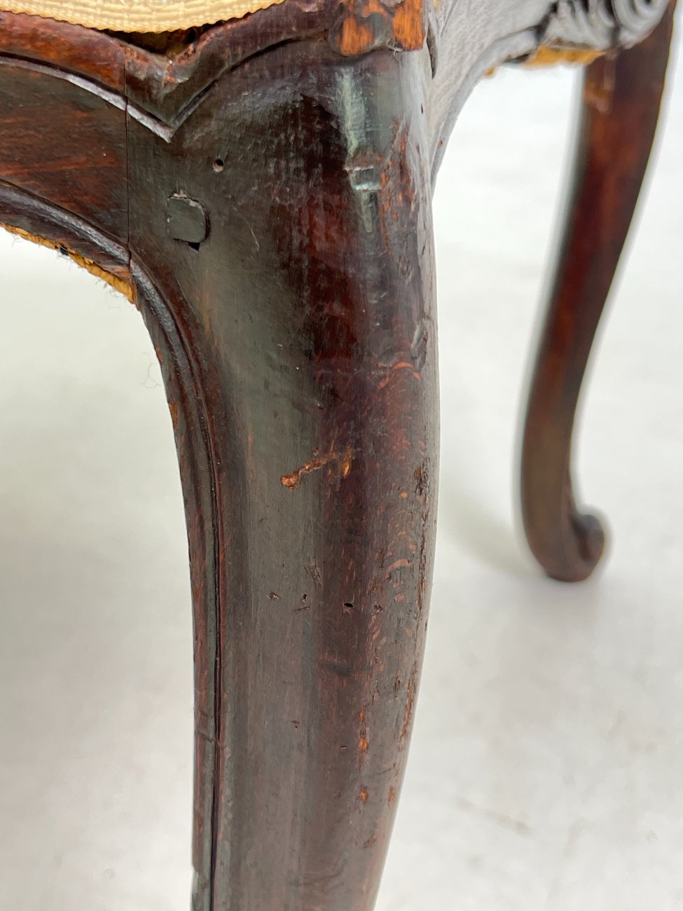 DN0351-valgomojo-kreslai-12 Barokinio stiliaus ąžuolo krėslas su šviesiu gobelenu 57x65x95,5 cm, 48 cm