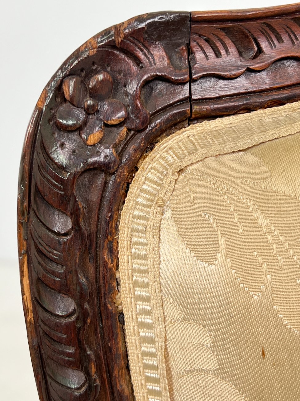 DN0351-valgomojo-kreslai-13 Barokinio stiliaus ąžuolo krėslas su šviesiu gobelenu 57x65x95,5 cm, 48 cm