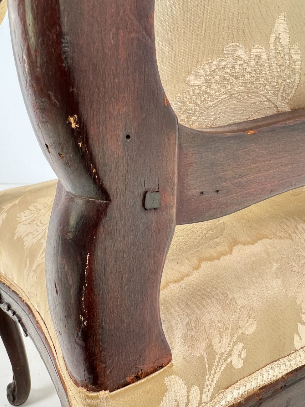 DN0351-valgomojo-kreslai-17 Barokinio stiliaus ąžuolo krėslas su šviesiu gobelenu 57x65x95,5 cm, 48 cm