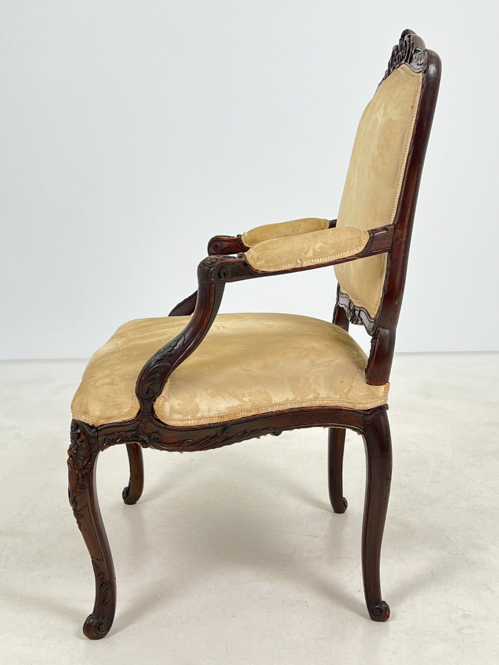 DN0351-valgomojo-kreslai-4 Barokinio stiliaus ąžuolo krėslas su šviesiu gobelenu 57x65x95,5 cm, 48 cm