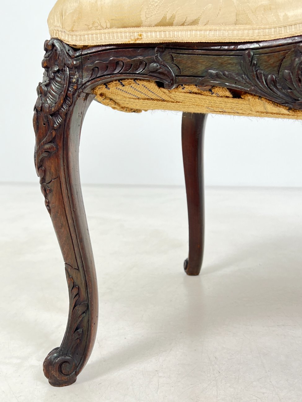 DN0351-valgomojo-kreslai-8 Barokinio stiliaus ąžuolo krėslas su šviesiu gobelenu 57x65x95,5 cm, 48 cm