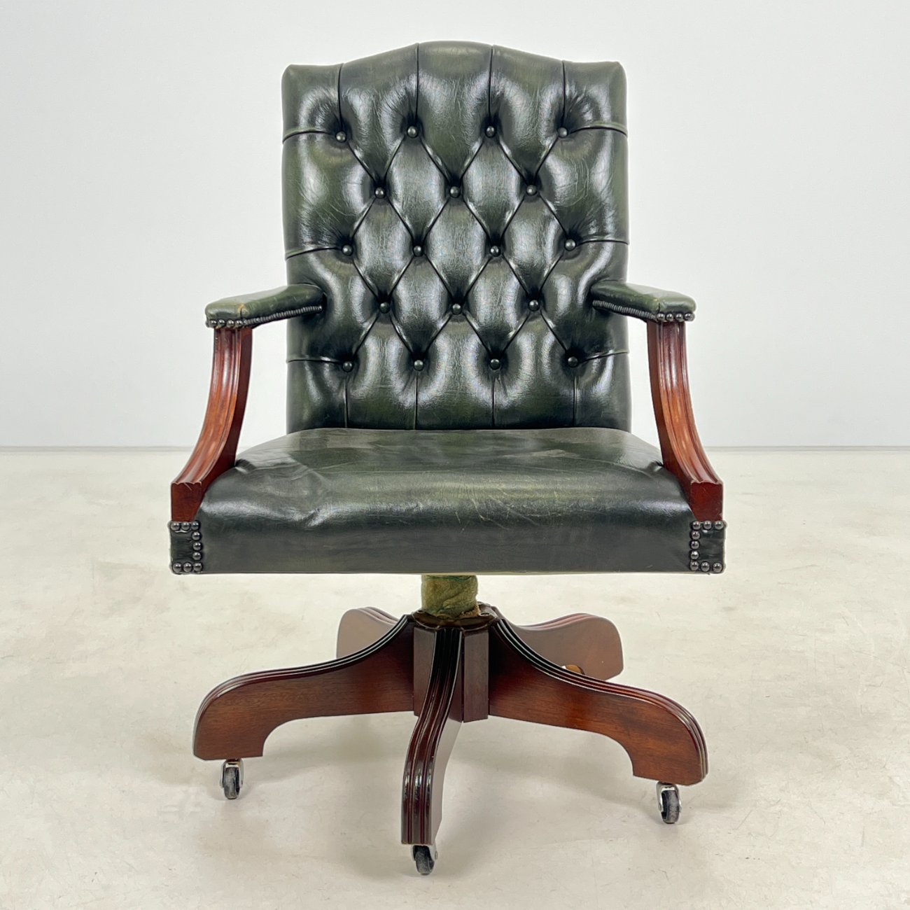 DN0353-kedes-0 Raudonmedžio darbo krėslas su oda 68x68x95 cm, 46 cm