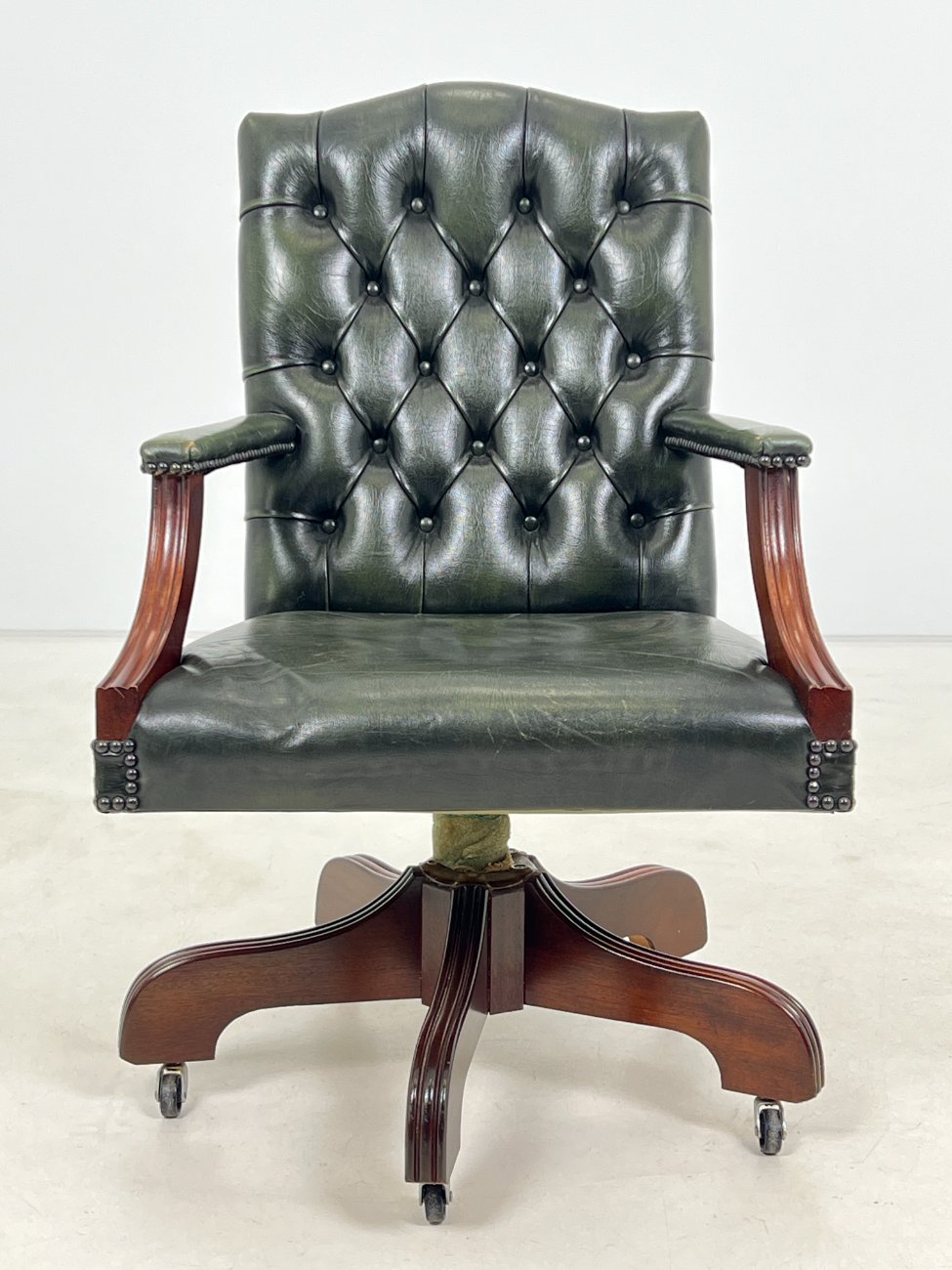 DN0353-kedes-1 Raudonmedžio darbo krėslas su oda 68x68x95 cm, 46 cm