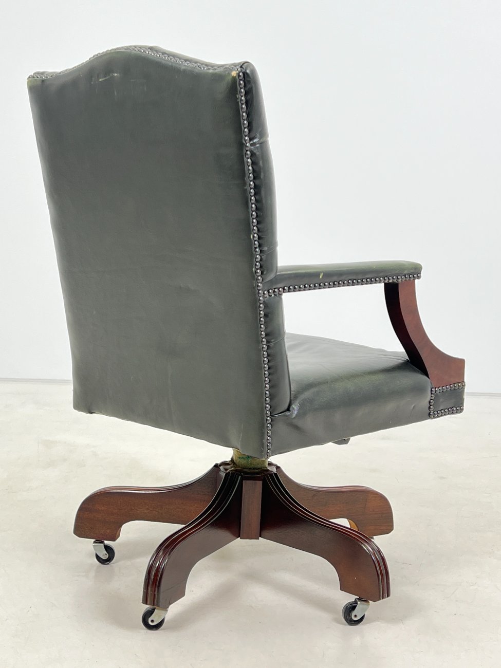 DN0353-kedes-10 Raudonmedžio darbo krėslas su oda 68x68x95 cm, 46 cm