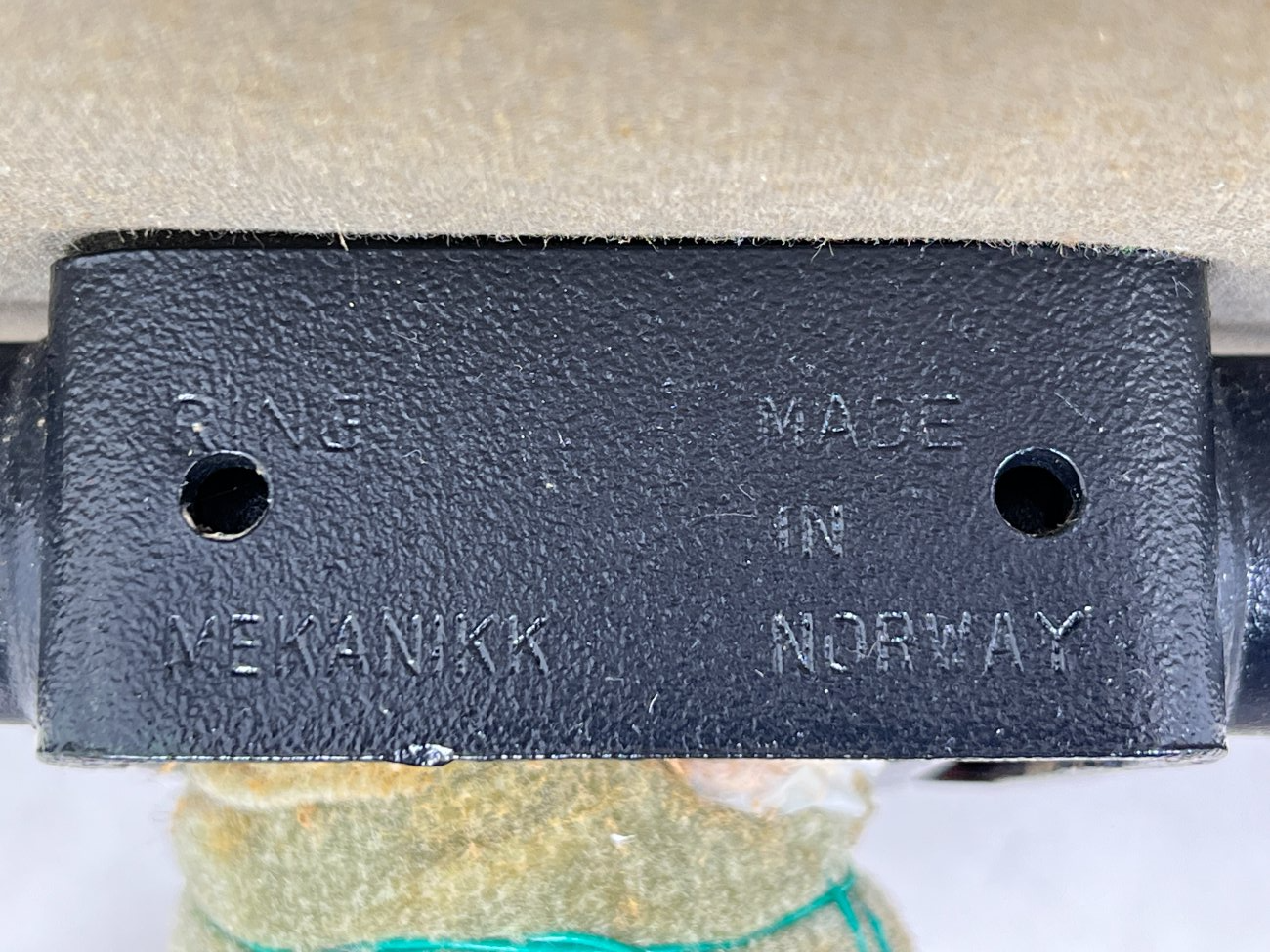 DN0353-kedes-11 Raudonmedžio darbo krėslas su oda 68x68x95 cm, 46 cm