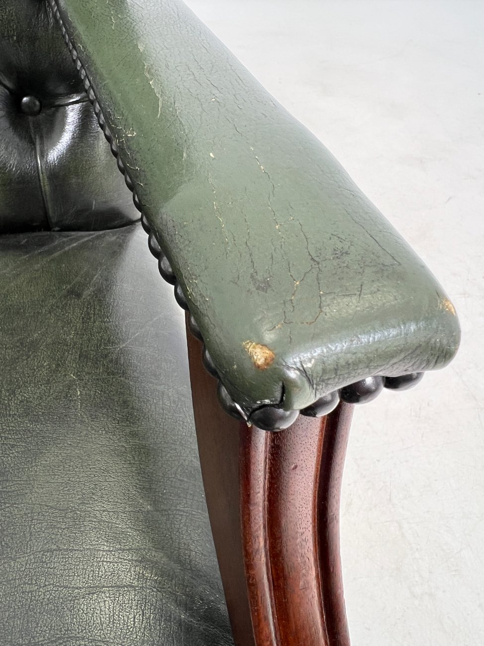 DN0353-kedes-12 Raudonmedžio darbo krėslas su oda 68x68x95 cm, 46 cm