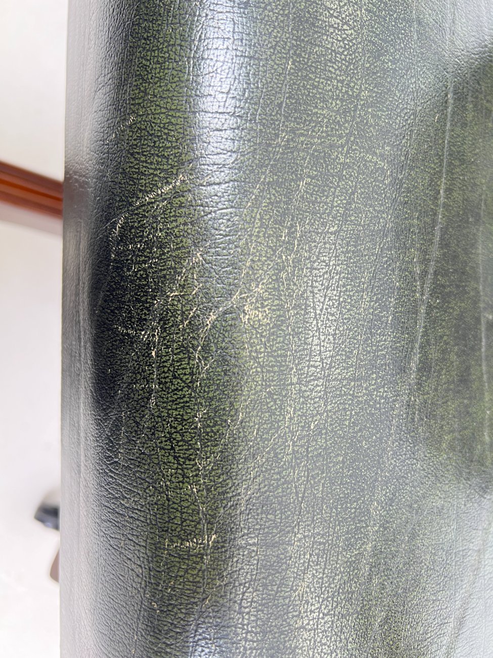 DN0353-kedes-14 Raudonmedžio darbo krėslas su oda 68x68x95 cm, 46 cm