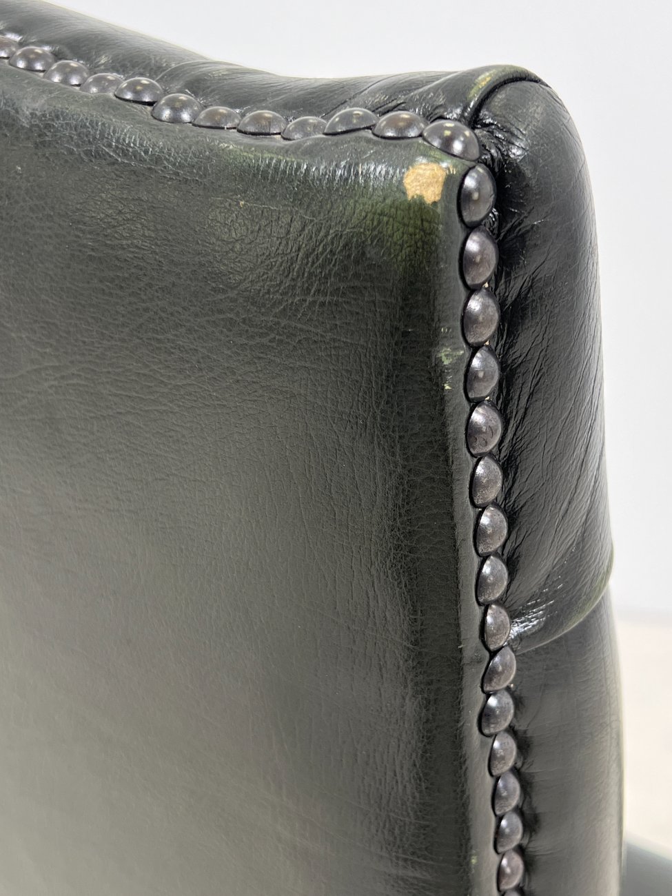 DN0353-kedes-16 Raudonmedžio darbo krėslas su oda 68x68x95 cm, 46 cm