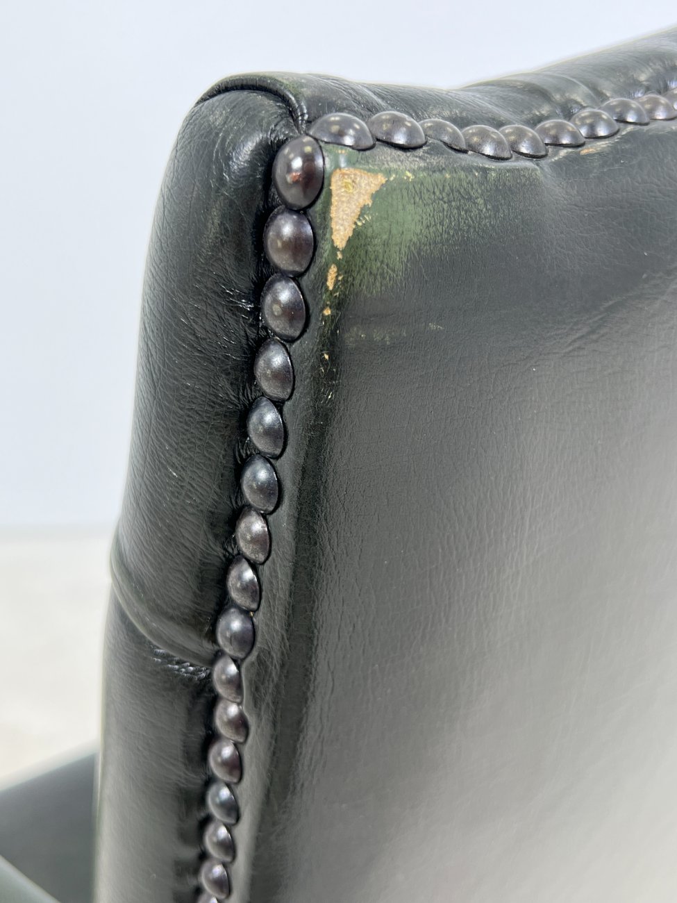 DN0353-kedes-17 Raudonmedžio darbo krėslas su oda 68x68x95 cm, 46 cm