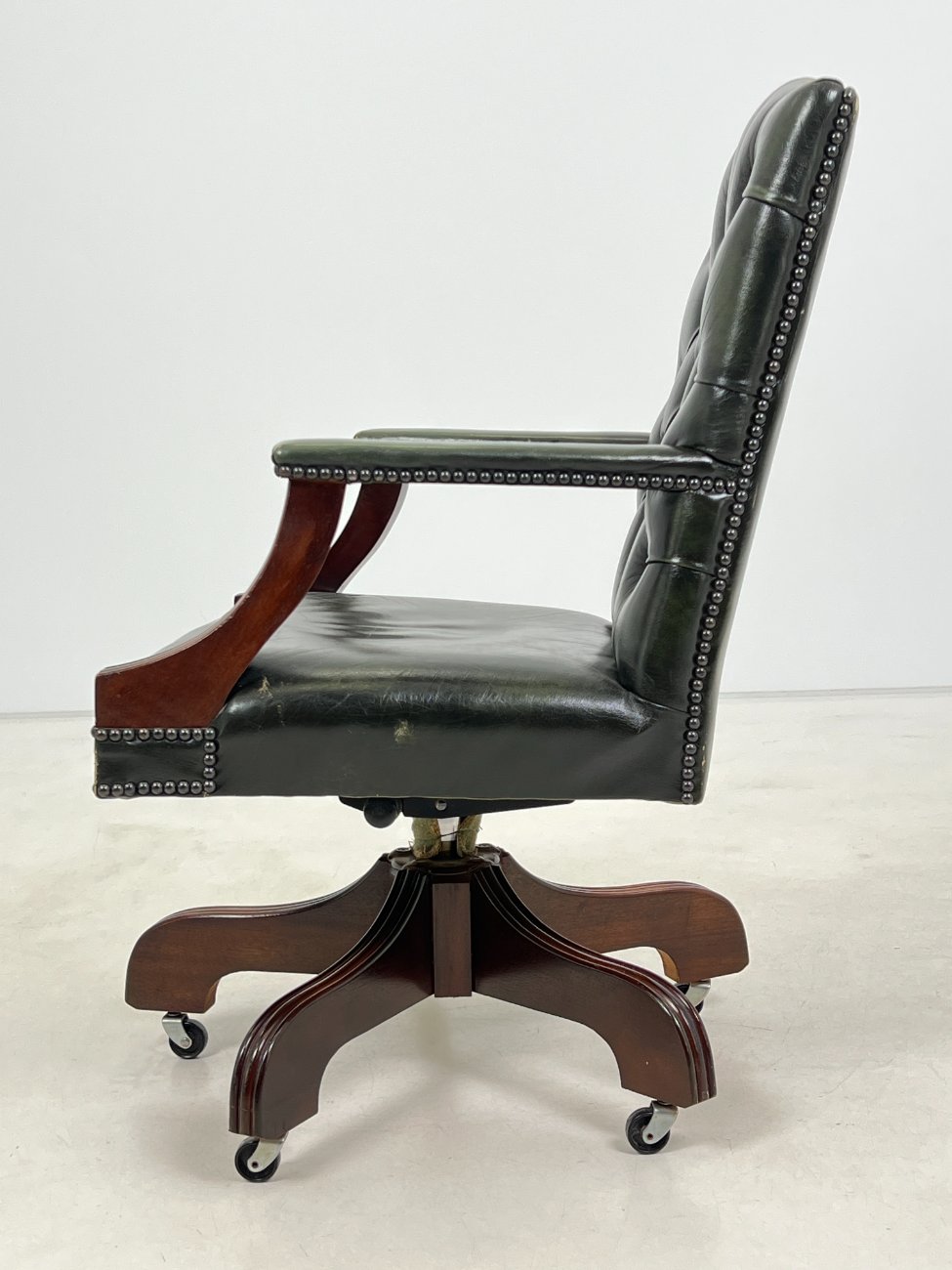 DN0353-kedes-3 Raudonmedžio darbo krėslas su oda 68x68x95 cm, 46 cm