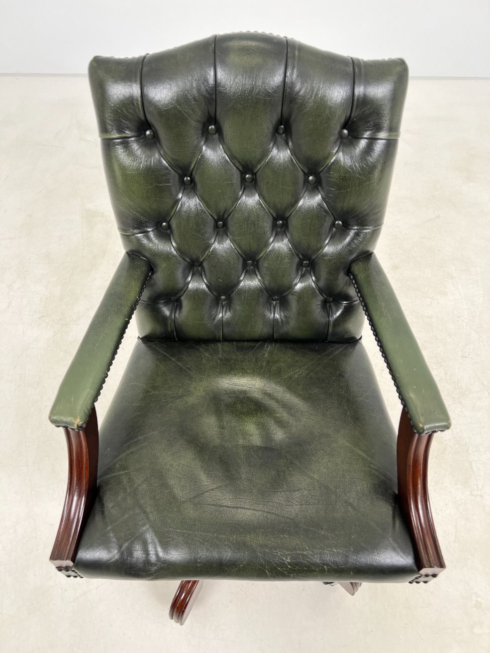 DN0353-kedes-5 Raudonmedžio darbo krėslas su oda 68x68x95 cm, 46 cm