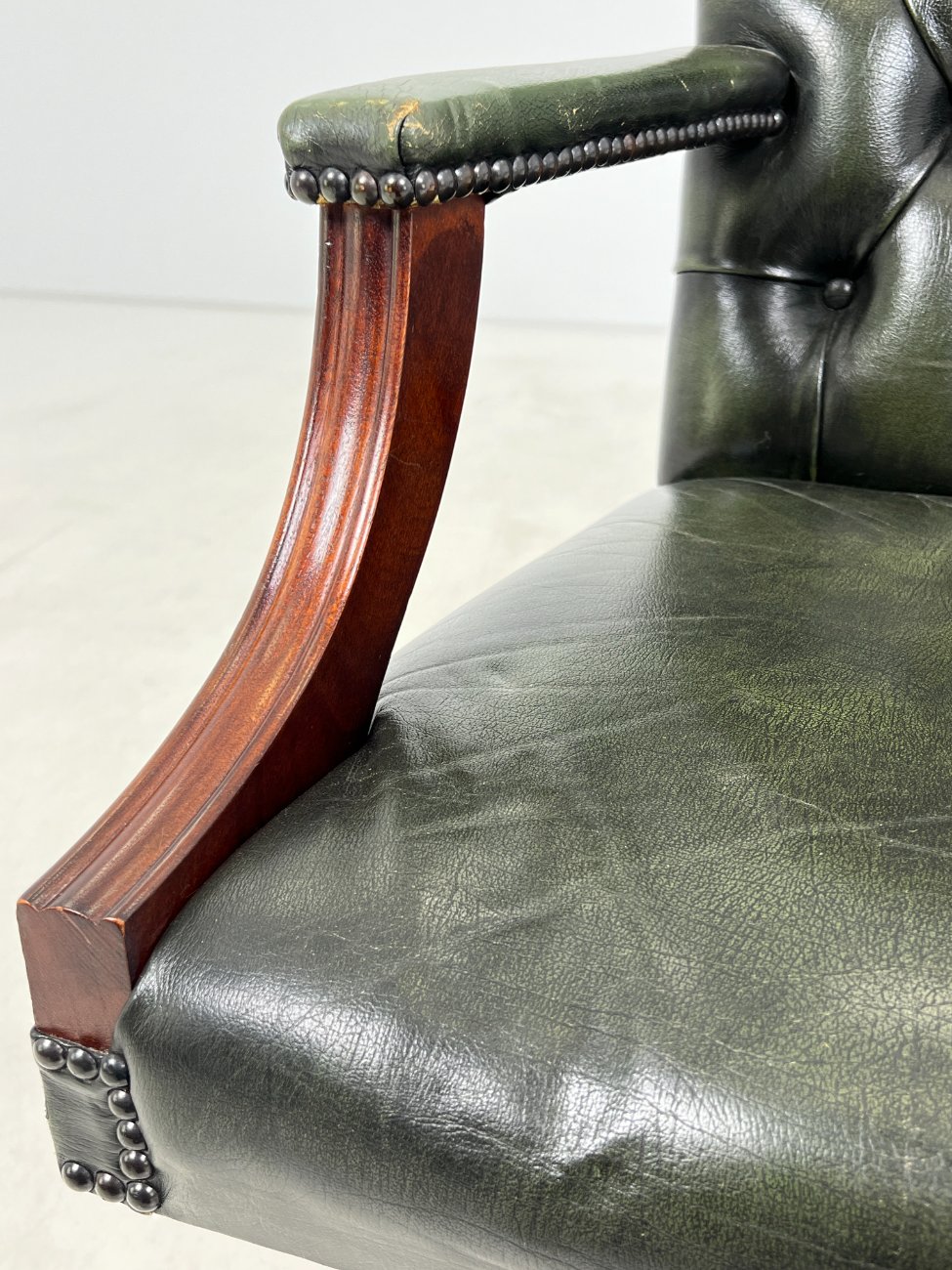 DN0353-kedes-7 Raudonmedžio darbo krėslas su oda 68x68x95 cm, 46 cm