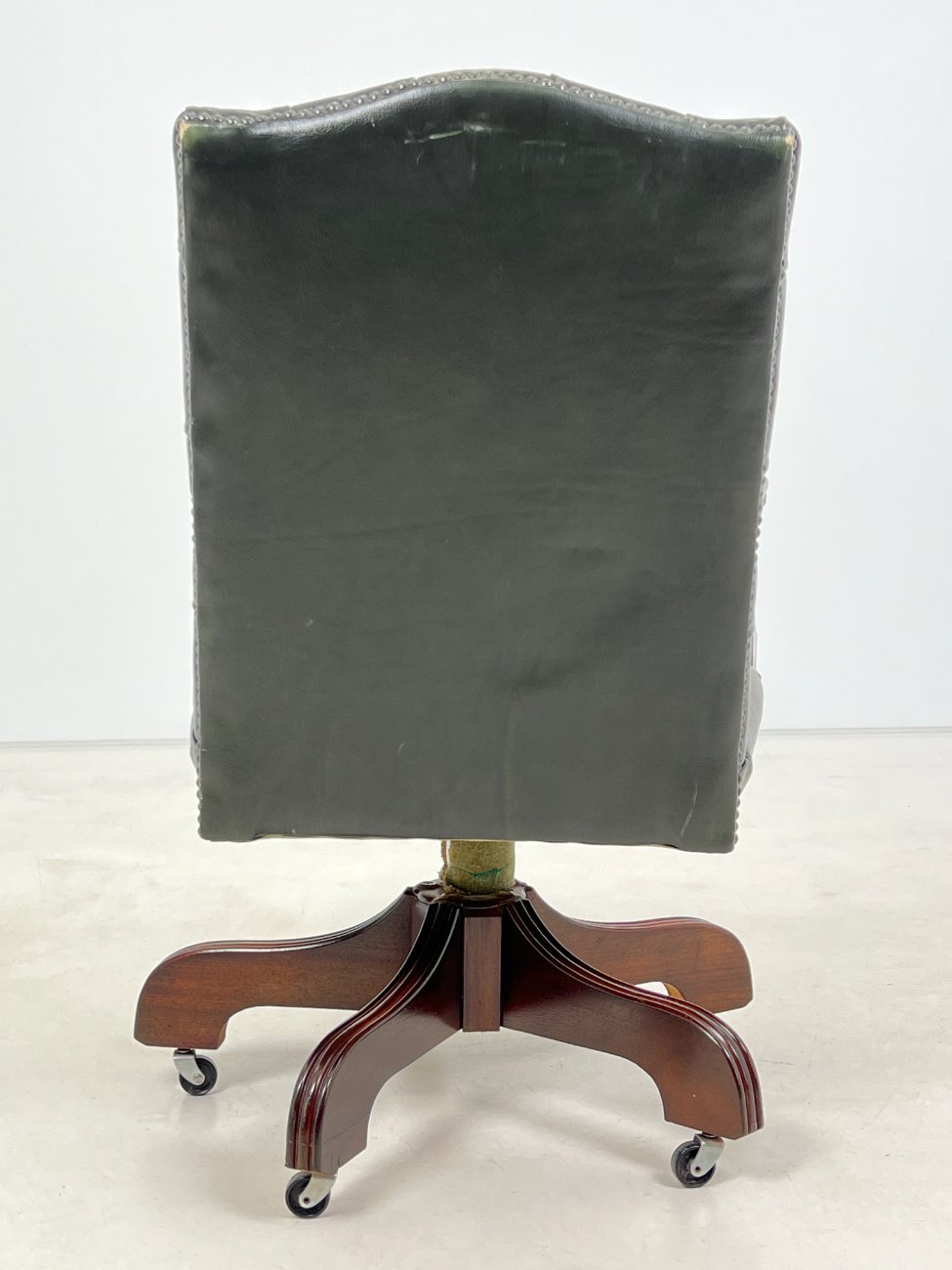 DN0353-kedes-8 Raudonmedžio darbo krėslas su oda 68x68x95 cm, 46 cm