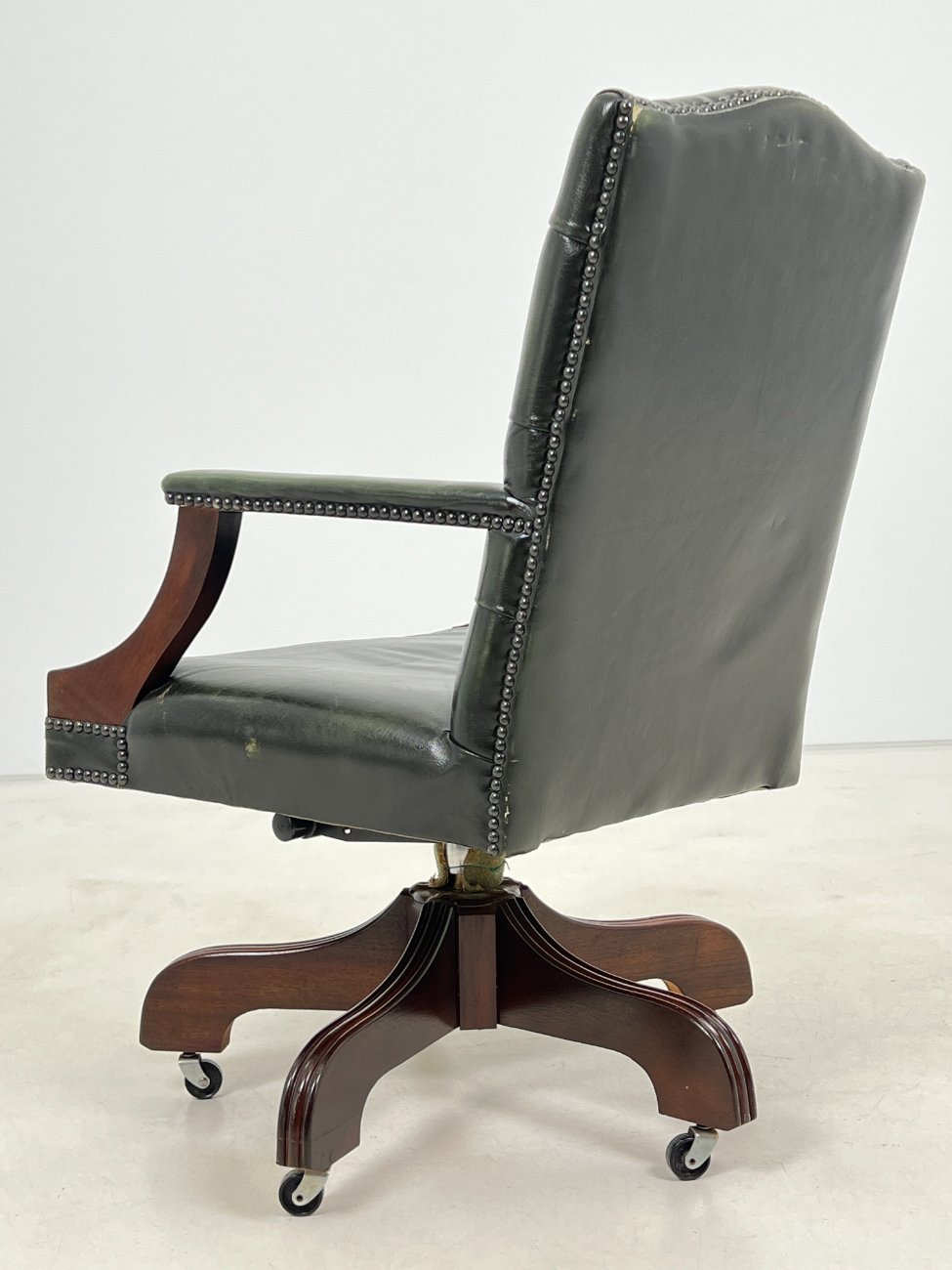 DN0353-kedes-9 Raudonmedžio darbo krėslas su oda 68x68x95 cm, 46 cm