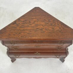 Ąžuolinė kampinė trijų stalčių komoda 41x79x65,5 cm