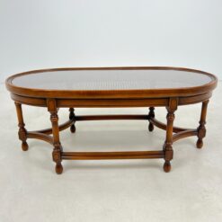 Riešutmedžio staliukas stiklo ir ratano stalviršiumi 62,5x119,5x47,5 cm