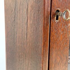 Kampinis raudonmedžio bufetas 40x65x182 cm