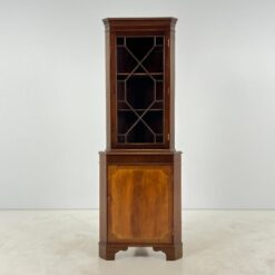 Kampinis raudonmedžio bufetas 40x65x182 cm