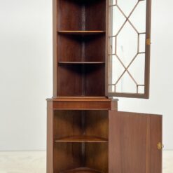 Kampinis raudonmedžio bufetas 40x65x182 cm