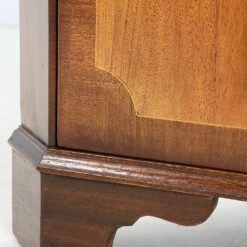 Kampinis raudonmedžio bufetas 40x65x182 cm