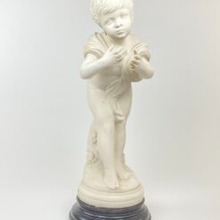 Dirbtinio akmens statula “Angelas, siunčiantis bučinį” 28x22x59 cm