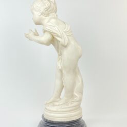 Dirbtinio akmens statula “Angelas, siunčiantis bučinį” 28x22x59 cm