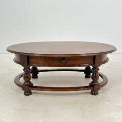 Ovalus riešutmedžio staliukas su stalčiumi 79x117x44 cm