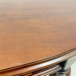 Ovalus riešutmedžio staliukas su stalčiumi 79x117x44 cm