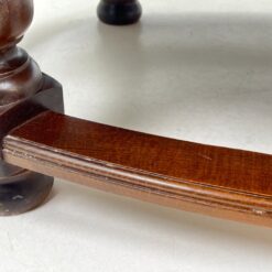 Ovalus riešutmedžio staliukas su stalčiumi 79x117x44 cm