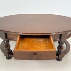 Ovalus riešutmedžio staliukas su stalčiumi 79x117x44 cm