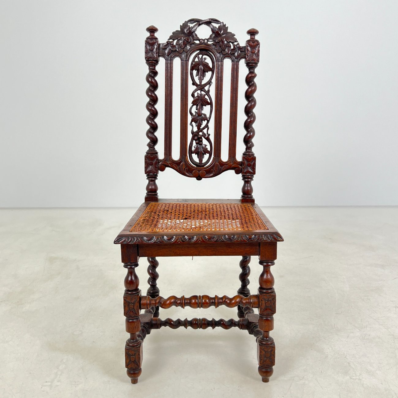 DN0418-kedes-0 Ąžuolinė drožinėta kėdė restauracijai 49×46,5×107 cm, 47 cm