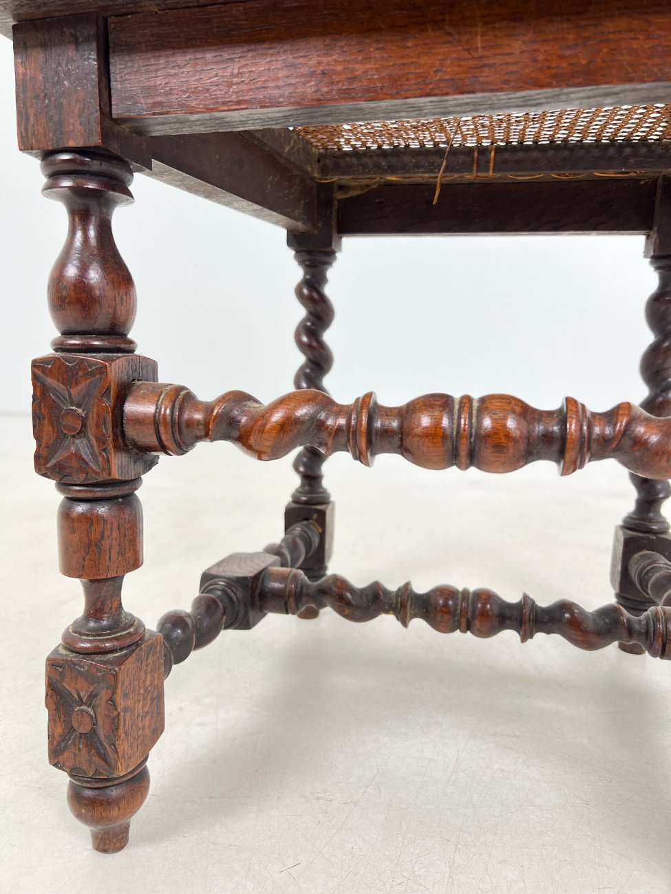 DN0418-kedes-6 Ąžuolinė drožinėta kėdė restauracijai 49×46,5×107 cm, 47 cm