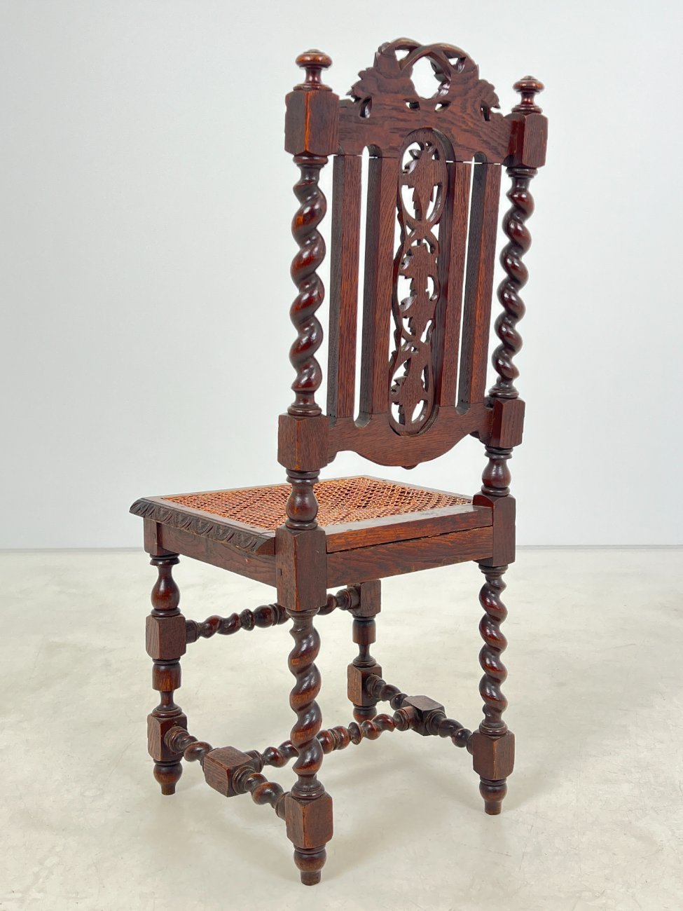 DN0418-kedes-8 Ąžuolinė drožinėta kėdė restauracijai 49×46,5×107 cm, 47 cm