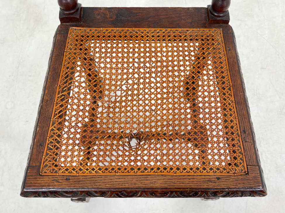 DN0418-kedes-9 Ąžuolinė drožinėta kėdė restauracijai 49×46,5×107 cm, 47 cm