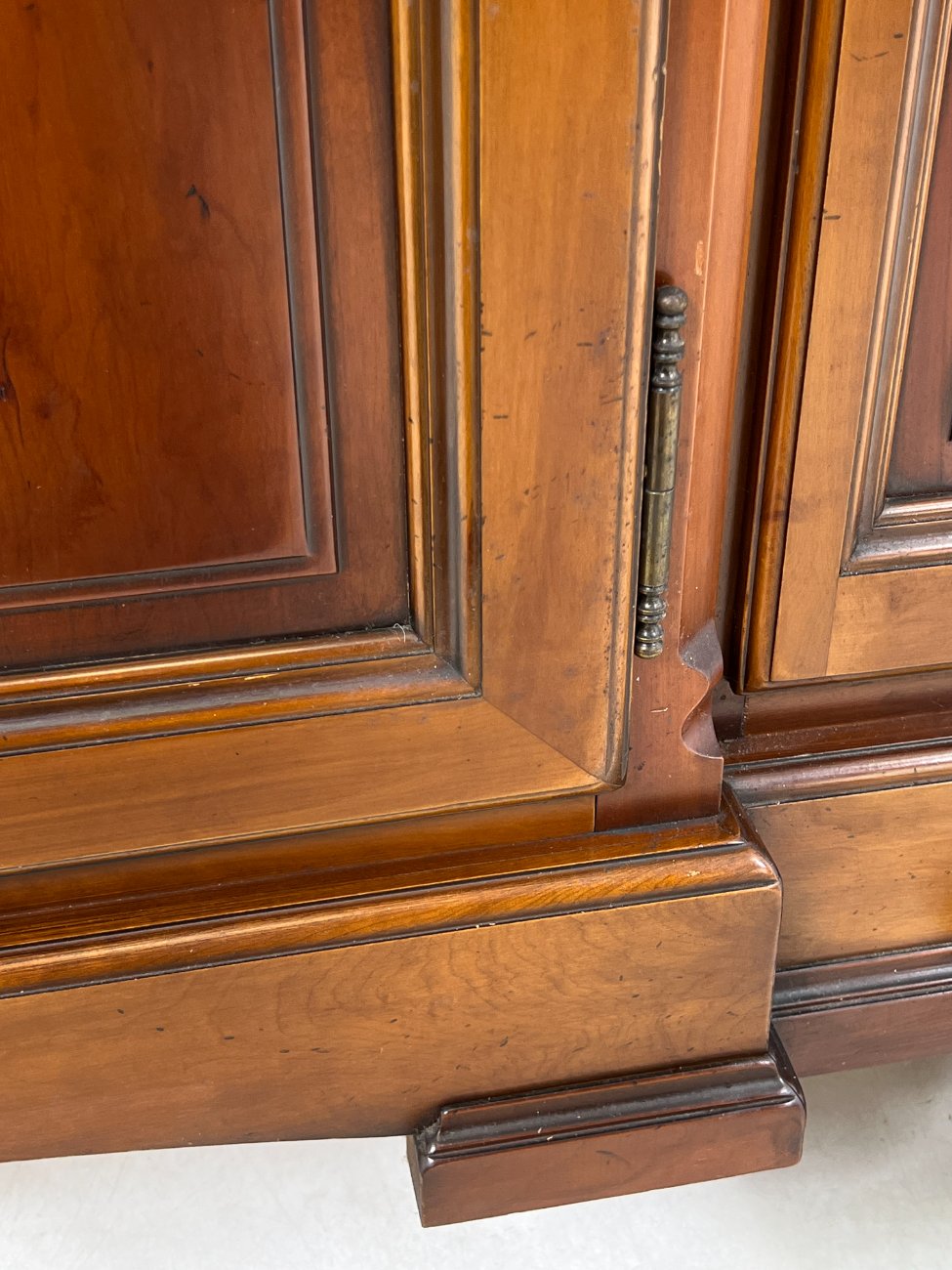 DN0436-bufetai-20 Klasikinio stiliaus raudonmedžio bufetas 48x150x205 cm