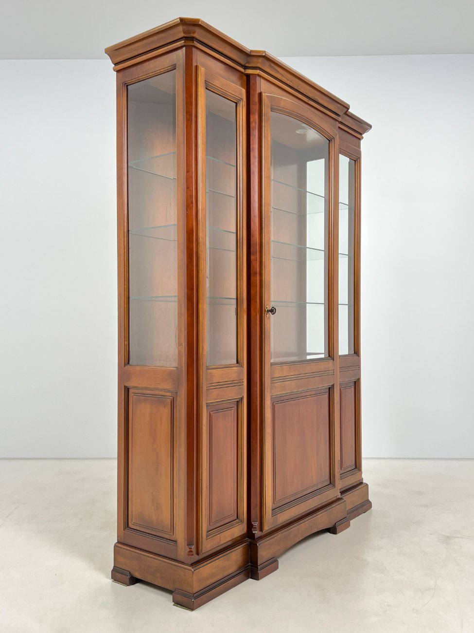 DN0436-bufetai-3 Klasikinio stiliaus raudonmedžio bufetas 48x150x205 cm