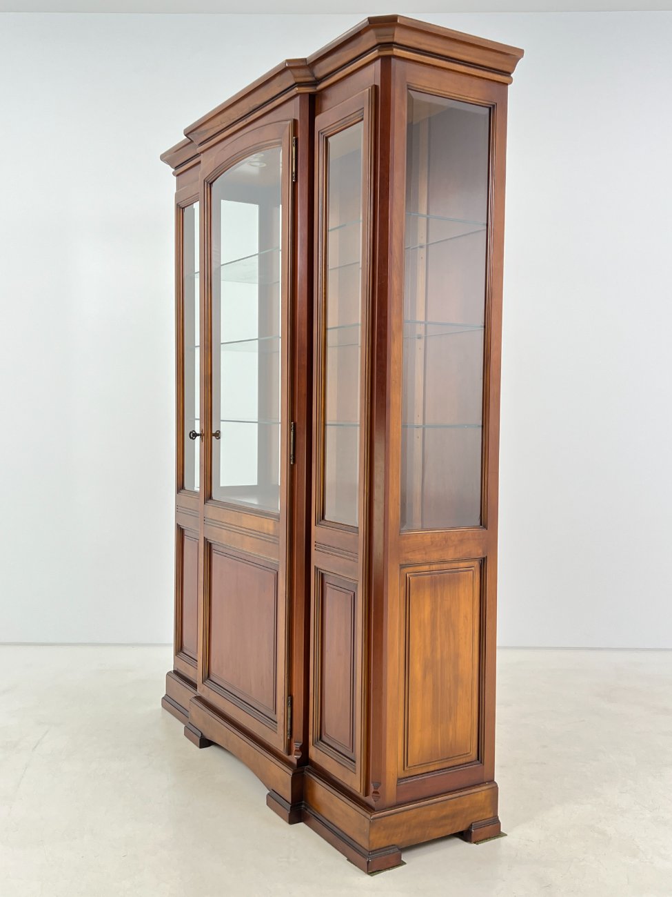 DN0436-bufetai-4 Klasikinio stiliaus raudonmedžio bufetas 48x150x205 cm